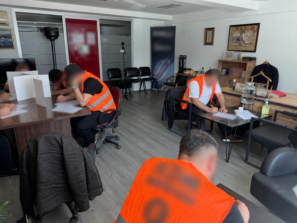 Bursa'daki MYK sınavında bireysel çalışma düzenindeki adayların anonimleştirilmiş salon görünümü