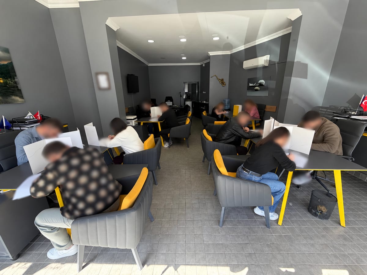 Edirne ve Kırklareli bölgesindeki MYK sınavında adayların anonimleştirilmiş genel salon görünümü