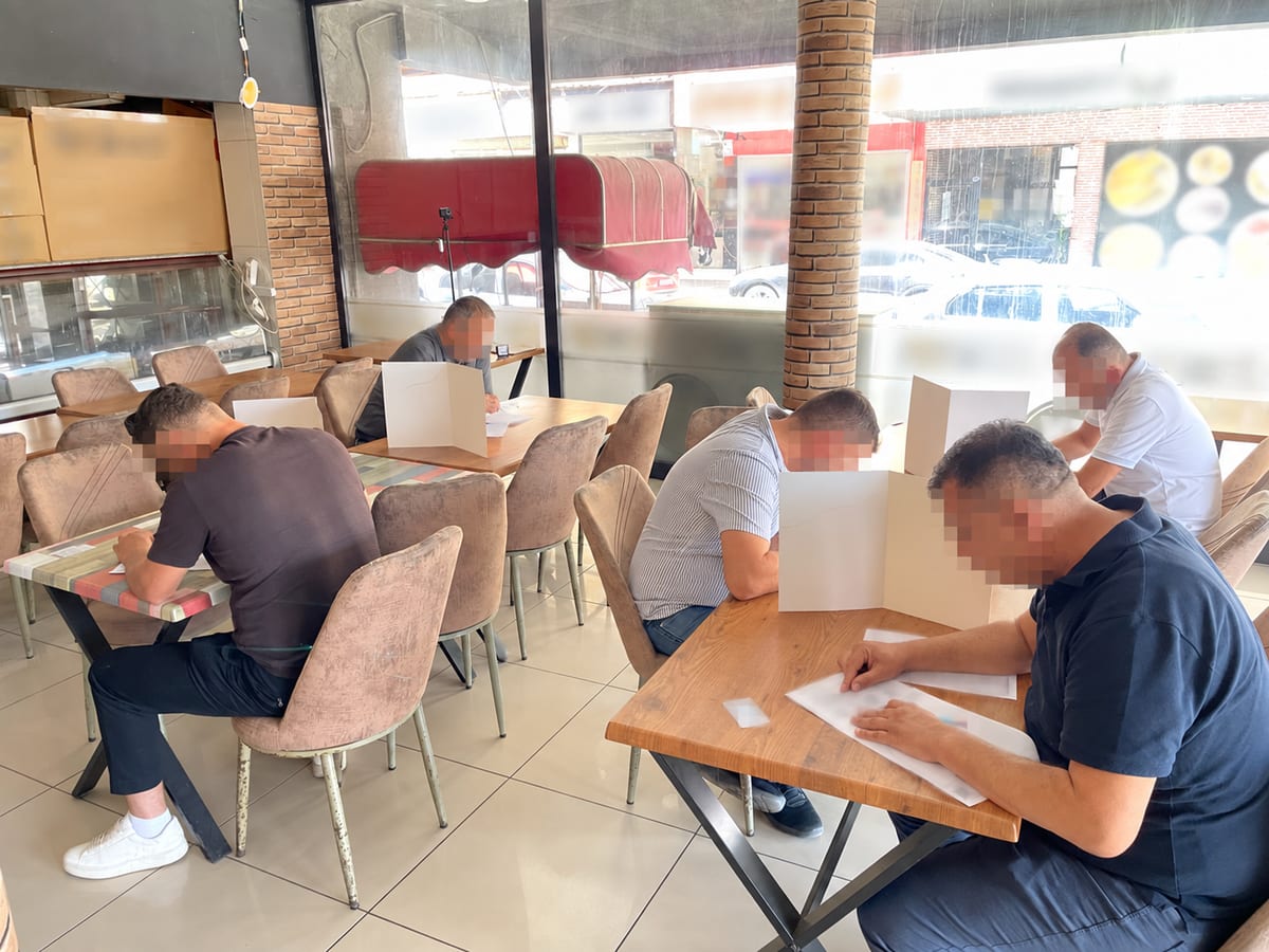 Isparta'daki Emlak ve Galeri MYK sınavında adayların anonimleştirilmiş genel salon görünümü