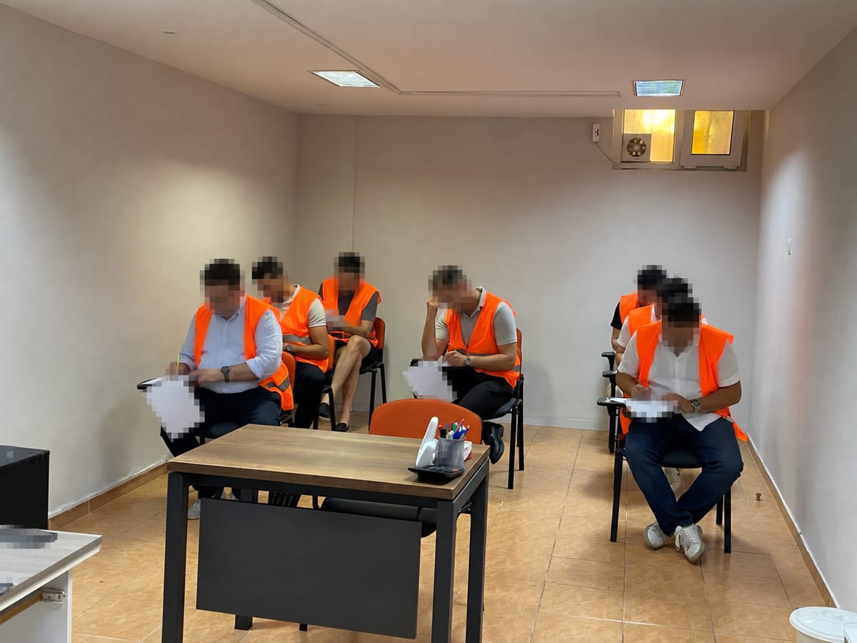 Teorik MYK sınavında paravanlarla çalışan anonimleştirilmiş adaylar
