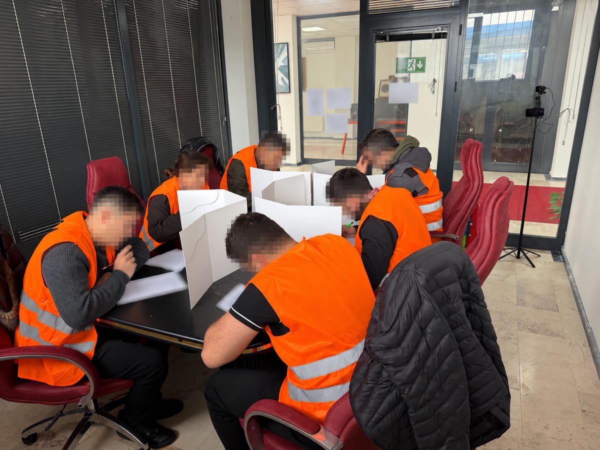 Paravanlı ortak masada teorik sınava katılan anonimleştirilmiş adaylar