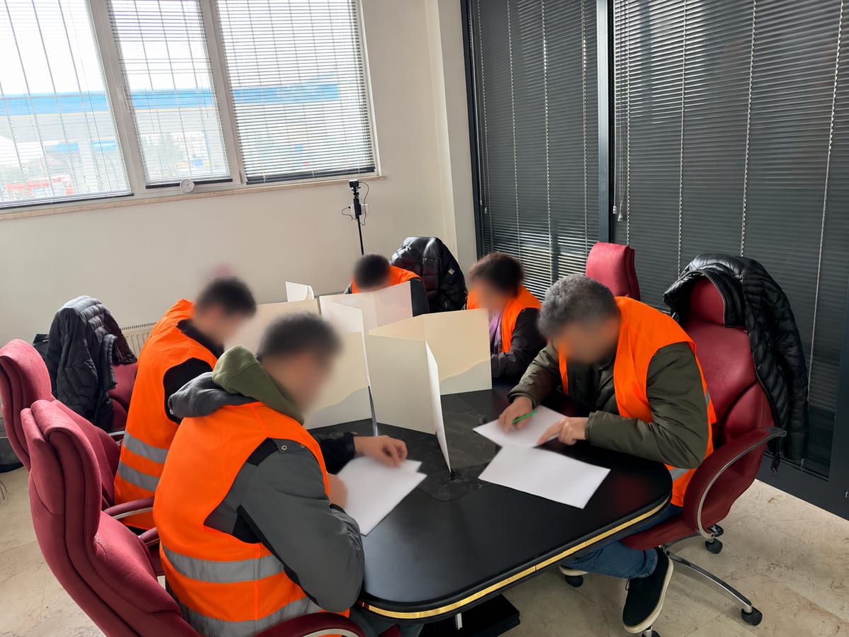 Sakarya Emlak ve Galeri MYK sınavında kamera kaydı altında çalışan adayların anonimleştirilmiş görünümü