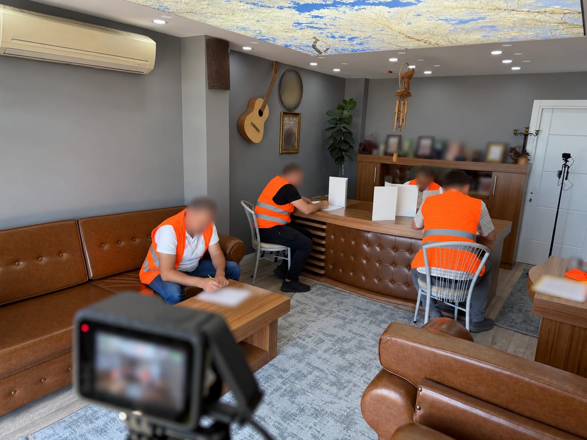 Trabzon'daki Emlak ve Galeri MYK sınavında kamera kaydı altında çalışan adayların anonimleştirilmiş salon görünümü