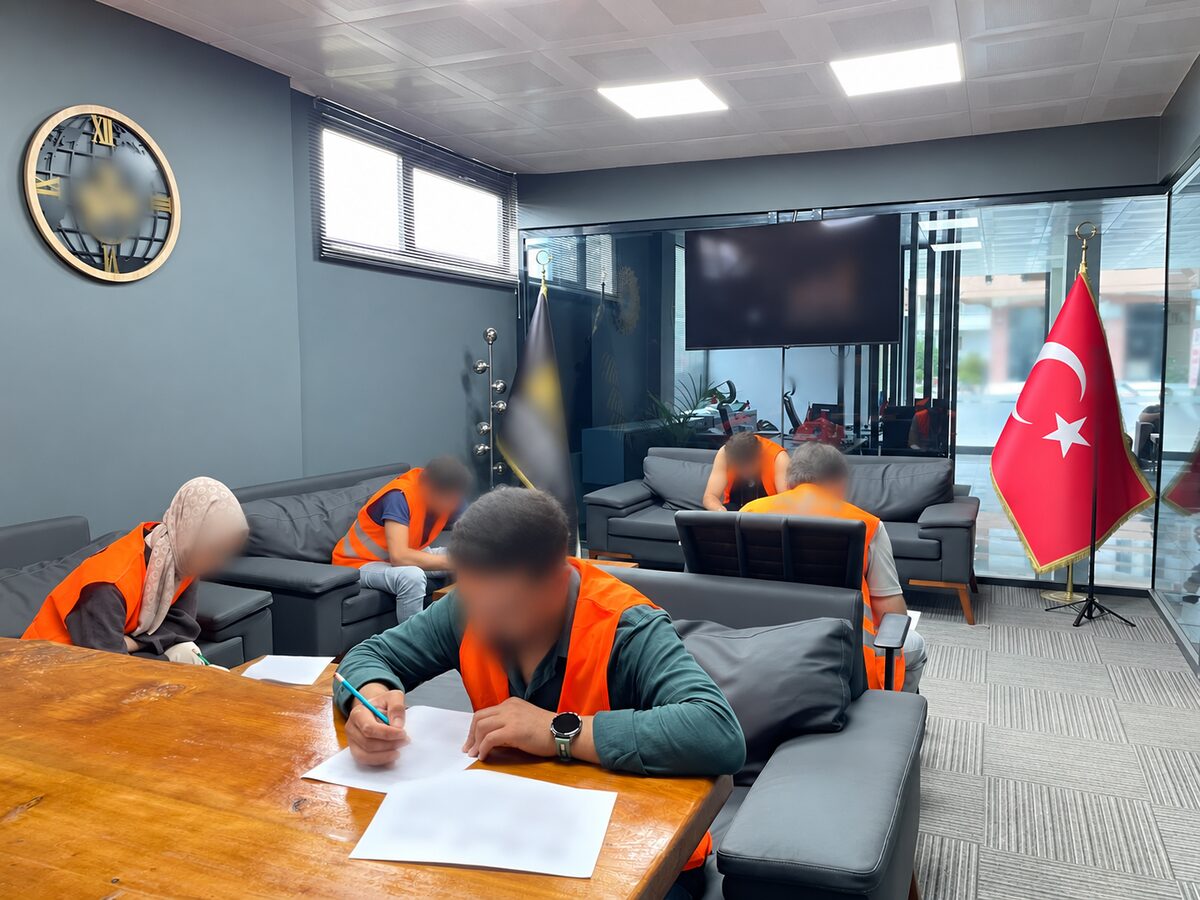 Teorik sınav salonunda evraklarını tamamlayan anonimleştirilmiş adaylar